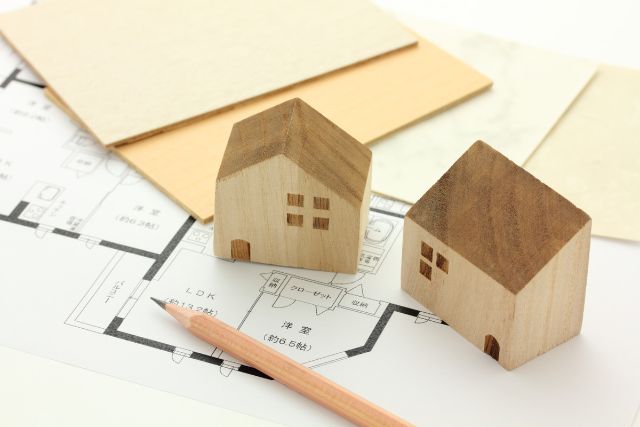 二つの家模型と設計図